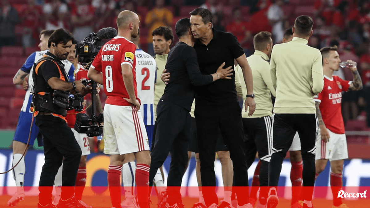 Sérgio Conceição e Roger Schmidt deram prova de fair play no final do