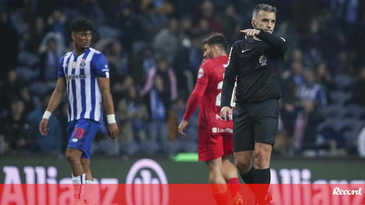 J Marques e os árbitros do Benfica Santa Clara A mesma dupla que