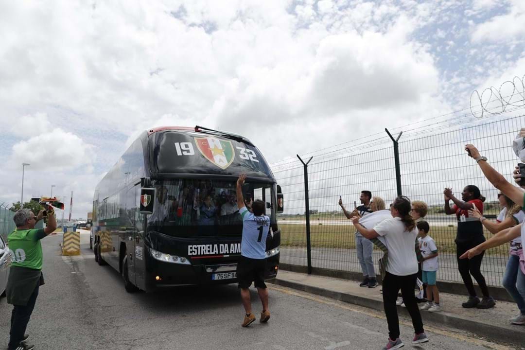 As Imagens Da Euforia Dos Adeptos Do Estrela Da Amadora Na Chegada Da