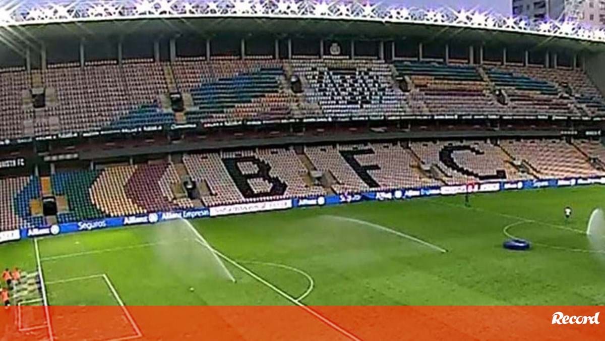 Boavista coloca bilhetes à venda para o Benfica adereços das águias