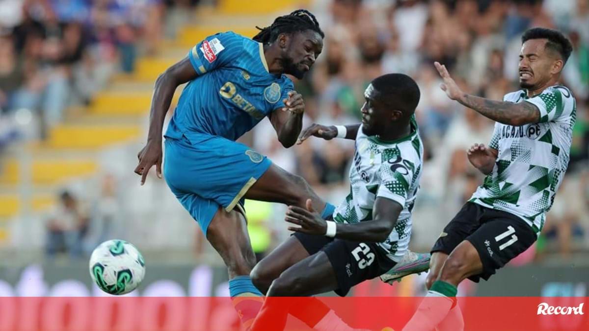 Romário Baró fez tratamento no regresso do FC Porto aos treinos FC