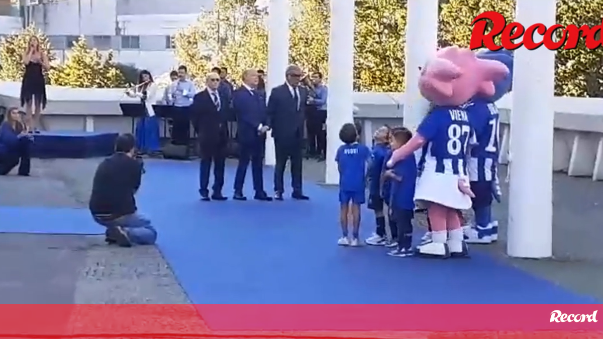 O Momento Do Hastear Da Bandeira Do Fc Porto Em Dia De Anivers Rio