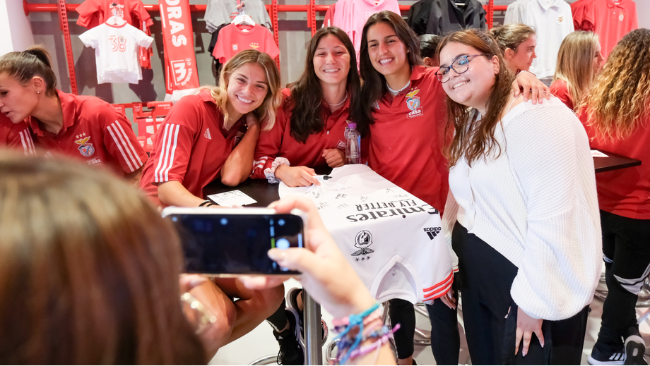 Equipa feminina do Benfica distribuiu autógrafos na inauguração da nova