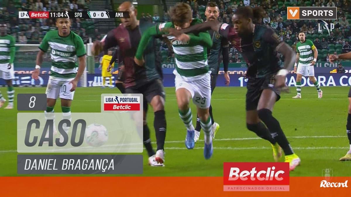 Sporting pediu penálti neste lance mas o árbitro mandou jogo seguir