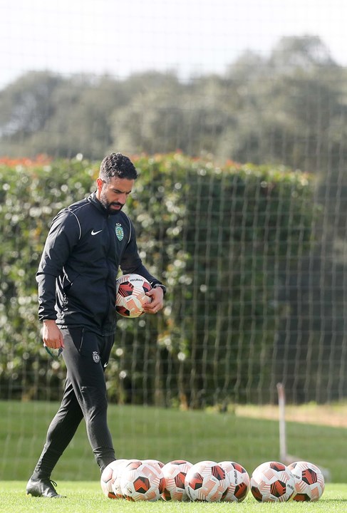 As imagens do treino do Sporting Rúben Amorim de rosto fechado e