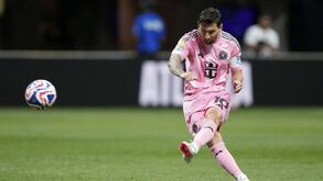 Messi analisa livre direto com Cláudio Ramos: 'Não protegeu tanto o seu lado'