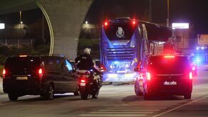 Comitiva do FC Porto deixa o aeroporto sob protestos.
