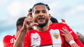 Luís Javier Suárez, possível substituto de Gyökeres, joga pelo Almería