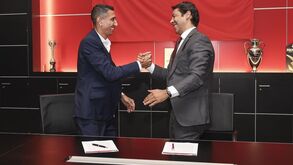 Di María regressa ao Benfica e cumprimenta Rui Costa, selando um contrato até 2024