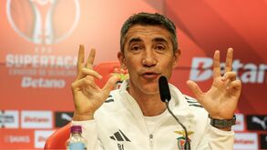 Roger Schmidt discursa numa conferência de imprensa do Benfica