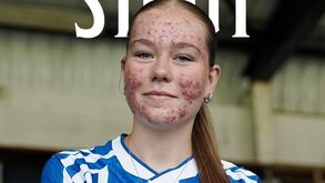 Skye Stout, jogadora de 16 anos, responde a críticas com um golo na estreia