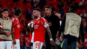 Bruno Lage e Otamendi no centro do relvado da Luz após o Benfica-Qarabag
