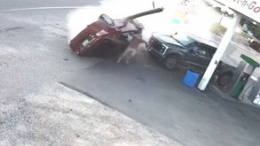Homem escapa por pouco de carro descontrolado em bomba de gasolina no Nebraska