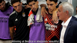 José Mourinho conversa com os jogadores no balneário antes do AVS-Benfica