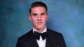 Viktor Gyökeres posa com o Troféu Gerd Müller