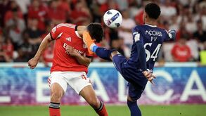 O lance entre Tomás Araújo e Paulo Víctor no Benfica-Santa Clara