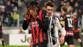 Rafael Leão leva as mãos à cabeça durante o Juventus-Milan