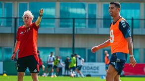 Jorge Jesus com Cristiano Ronaldo durante um treino no Al Nassr