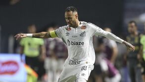Neymar joga futebol com a camisola do Santos
