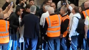 Adeptos do Newcastle esperaram para ver Mourinho: treinador ouviu cânticos de apoio e deu autógrafos