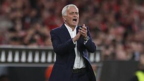 José Mourinho aplaude no relvado durante um jogo
