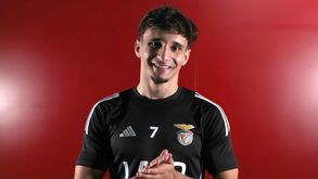 Lúcio Rocha, jogador do Benfica, sorri com a camisola número 7