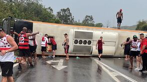 Autocarro com adeptos do Flamengo capotou