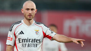 Aursnes celebra marca de jogos na liga norueguesa pelo Benfica