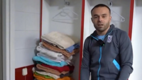 Pilhas de toalhas às cores e falta de luz: Lech Poznan mostra condições do balneário do Rayo Vallecano