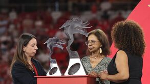 Cerimónia de entrega de prémios no Estádio da Luz, com o símbolo do Benfica