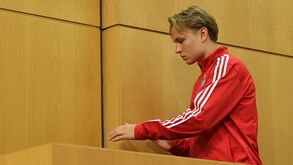 Schjelderup a sair da sala de imprensa no Estádio da Luz