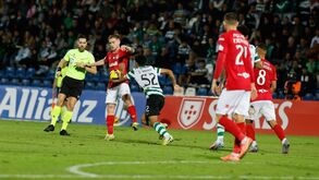 Jogadores do Santa Clara e do Sporting disputam pela posse de bola, com o árbitro atento ao lance