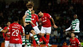 Jogadores de futebol disputam a bola de cabeça durante o jogo