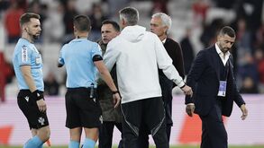 Mário Branco junto da equipa de arbitragem no final do Benfica-Casa Pia