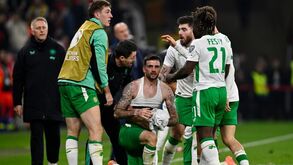 Jogador de futebol recebe apoio médico durante jogo da seleção