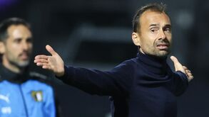 Hugo Oliveira, treinador do Famalicão, esbraceja durante o jogo com o Sp. Braga