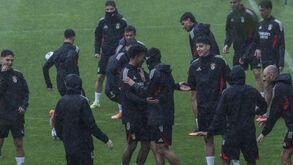 Treino do Benfica à chuva