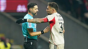Otamendi com o árbitro no Sp. Braga-Benfica
