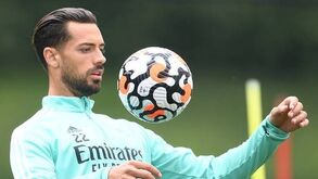Futebolista do Arsenal domina a bola durante treino