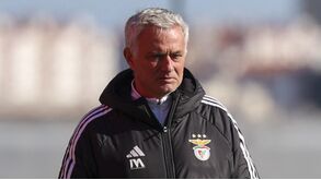 José Mourinho durante o treino no Benfica Campus