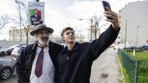 Vieira toma um selfie com apoiante junto a cartaz de campanha 'Um País Sem Corrupção'