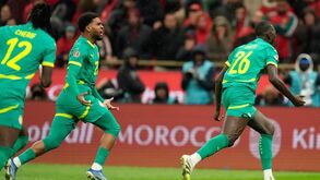Jogadores do Senegal celebram vitória contra Marrocos na CAN
