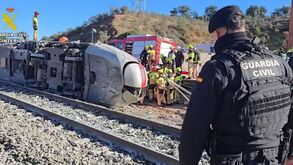 Comboio sofreu um acidente e está ao lado da linha férrea, com equipas de emergência no local