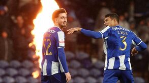 Jogadores do FC Porto celebram no relvado durante um jogo
