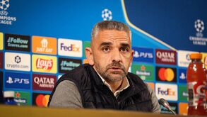 Treinador numa conferência de imprensa da Liga dos Campeões