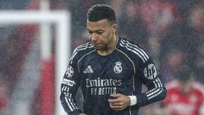 Kylian Mbappé cabisbaixo após golo do Benfica na Luz