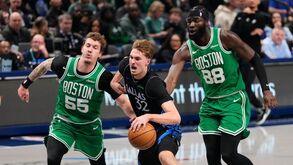 Neemias Queta joga pelos Boston Celtics contra os Houston Rockets na NBA