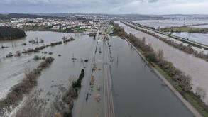 Linha do norte submersa entre Alfarelos e Granja do Ulmeiro devido ao mau tempo