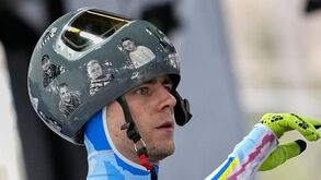 Atleta exibe capacete personalizado com fotos de familiares