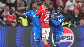 Prestianni e Vinícius Júnior disputam a bola durante o jogo